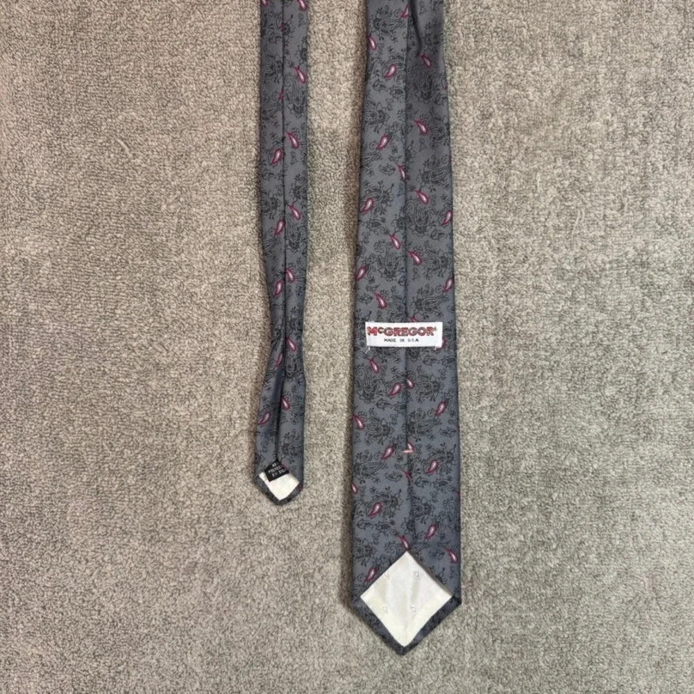 McGregor Mens Grey Paisley Silk Blend Necktie Pink Accents Made in USA RN 16446